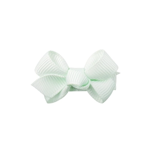 Détail de la texture en ruban gros-grain vert menthe d'une barrette à cheveux à nœud