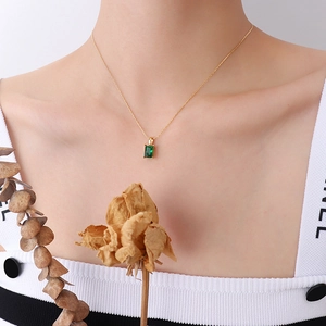 Elegante collana placcata oro 18 carati con ciondolo in zircone verde smeraldo sul collo