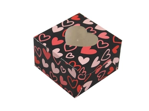 Vue de dessus d'une boîte cadeau noire avec motifs de cœurs et fenêtre en cœur