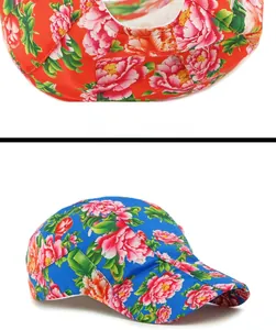 Dettaglio di berretti piatti retrò rossi e blu con motivi tradizionali di fiori di peonia