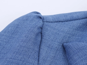 Detailaufnahme der blauen Kleiderstofftextur und professionellen Nahtdetails