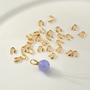 Protezioni per fili dorati a forma di U per gioielli fai-da-te su piatto di ceramica