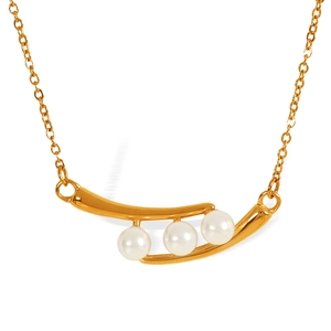 Élégant collier doré avec un pendentif incurvé orné de trois perles blanches sur fond blanc