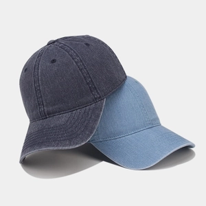 Détail de la texture des casquettes de baseball en denim délavé bleu marine et bleu ciel