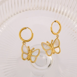 Élégantes boucles d'oreilles papillon plaquées or 18 carats avec nacre blanche