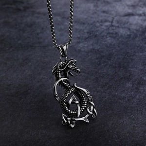 Pendentif dragon viking vintage avec nœud celtique en acier inoxydable sur fond de pierre