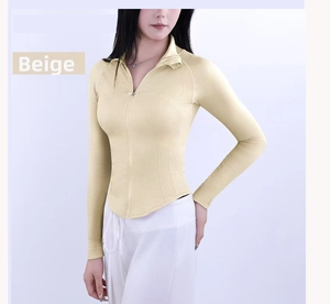 Gros plan du haut de fitness beige sans couture avec fermeture éclair et maille côtelée