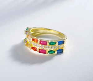 Gedetailleerde macro-opname van de vergulde 925 zilveren ring met kleurrijke edelstenen