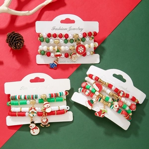 Set de bracelets de Noël avec breloques Père Noël sur fond festif thématique