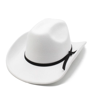 Chapeau de cowboy western classique en feutre blanc avec ruban décoratif noir sur blanc