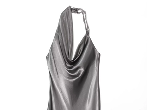 Détail d'une robe midi en satin gris avec col bénitier et bretelles en chaîne métallique