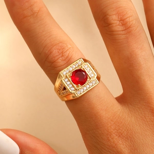 Herrenring vergoldet mit quadratischem rotem Zirkonia und Mikro-Pavé-Verzierung