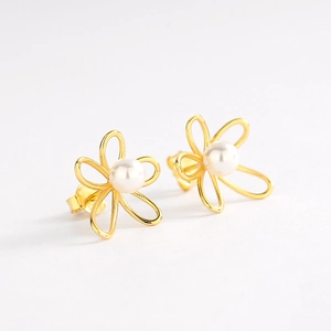 Detailed close-up of 925 sterling silver flower earrings with natural freshwater pearls