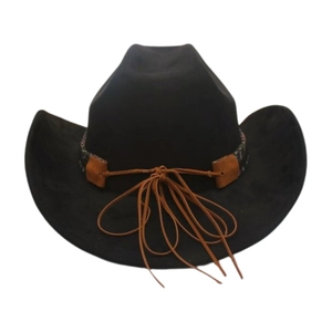 Detailansicht eines schwarzen Cowboyhuts mit Ethno-Band und braunen Lederband-Akzenten