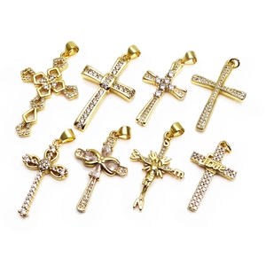 Lot de huit pendentifs croix boussole plaqués or 14K avec micro-pavage de zircons