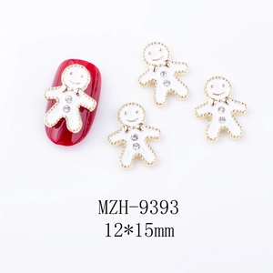 Detail von Lebkuchenmann-Nagelcharms mit weißem Emaille und 12x15mm Größenangabe