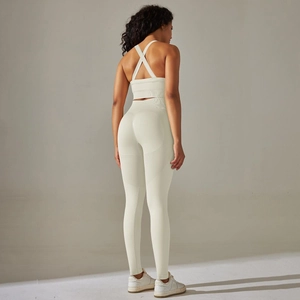 Rückansicht eines cremefarbenen Sport-BHs mit Überkreuzgurten und Yoga-Leggings-Set