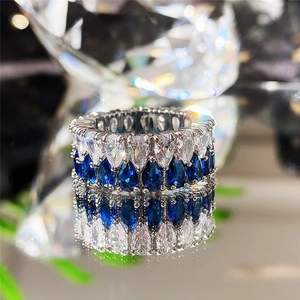 Détails de bague argentée avec double rangée de zircons bleus et blancs taille poire