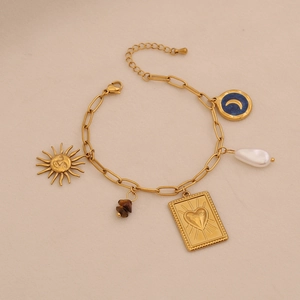 Goldene Halskette mit Anhängern wie Sonne, Perle, Mond und Herz Gravur-Quadrat