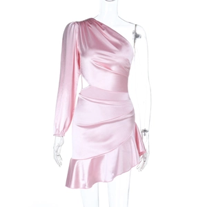 Détail d'une robe en satin rose à une épaule avec découpe et ourlet asymétrique à volants
