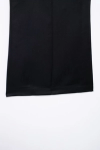 Detalle de las costuras planas precisas en el dobladillo del vestido tejido negro