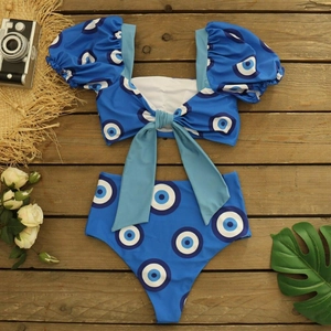 Conjunto de bikini de 3 piezas con estampado de ojo azul sobre fondo de madera