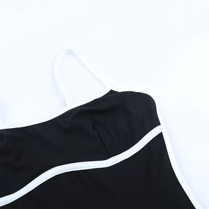 Dettaglio di un top nero con bordi bianchi a contrasto e trama in maglia elastica