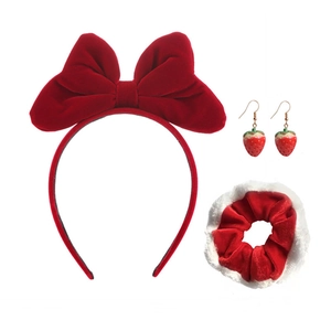 Détail de l'ensemble bandeau en velours rouge, boucles fraise et chouchou en peluche