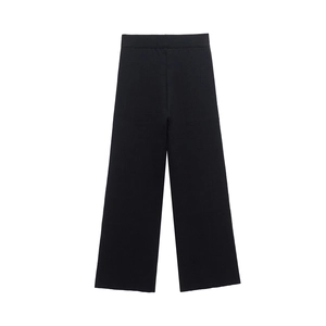Dettaglio in piano dei pantaloni neri in maglia a coste a gamba larga con vita elastica