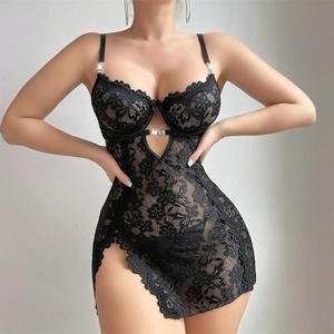 Détail de nuisette sexy en dentelle noire avec boucles en strass et fente latérale haute