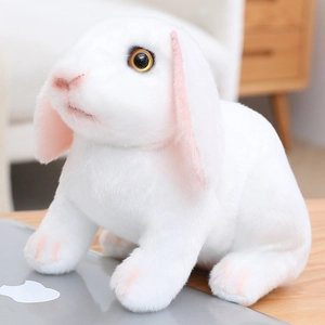 Gros plan d'un lapin en peluche blanc avec fourrure douce et détails d'oreilles roses