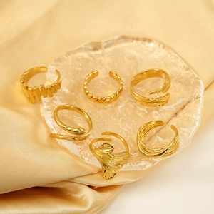 Set di 6 anelli regolabili placcati in oro 18 carati in vari stili eleganti da donna