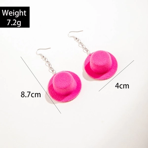 Detailed view of pink woven hat earrings with size labels and 7.2g weight measurement