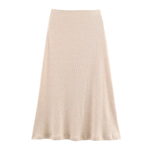 Détail de la jupe mi-longue en maille côtelée beige avec taille haute élastique