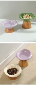 Dettaglio di ciotole in ceramica con supporto in legno per la protezione del collo