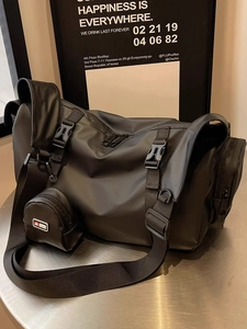 Sac de sport imperméable grande capacité noir mat avec bandoulière réglable et pochette