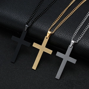 Collares de cruz minimalistas en negro, oro y plata sobre textura de cuero negro