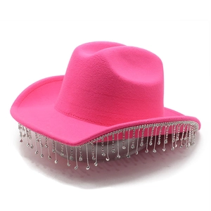 Cappello da cowboy western magenta con frange di strass e catena di cristalli lucidi