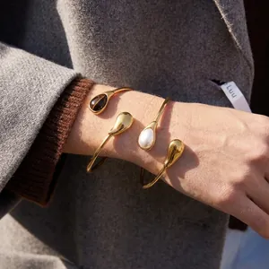 Armreif-Set aus 18k vergoldetem Edelstahl mit Perle und Tigerauge-Stein besetzt