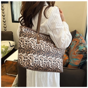 Détail du grand sac cabas imprimé léopard avec anses marron et rivets dorés brillants