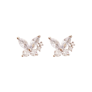 Boucles d'oreilles papillon plaquées or avec zircons étincelants sur fond blanc pur