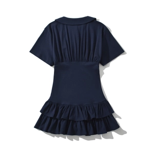Vue arrière d'une robe bleue à manches courtes avec ourlet à volants et taille plissée