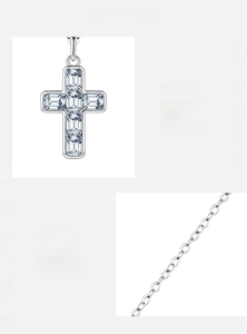 Nahaufnahme des Kreuzanhängers aus S925 Silber mit fünf Zirkonia im Treppenschliff
