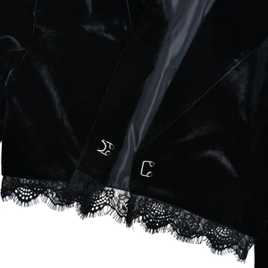 Detail der schwarzen Samtjacke mit zarter Spitzenborte und unsichtbarem Hakenverschluss