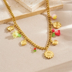 Ensemble collier en acier doré avec pendentifs fleurs et tournesols pour femme sur pierre