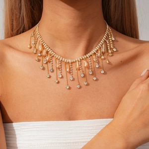 Collier ras de cou luxueux avec strass géométriques et cristaux de goutte champagne
