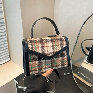 Vintage-Handtasche mit Karomuster, Lederbesatz und Tragegriff im Retro-Herbststil