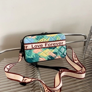 Détail du sac bandoulière matelassé imperméable avec motif coloré et texte Love Forever