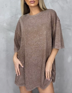 Dettaglio della trama in cotone lavato marrone e cuciture delle spalle scese su questa t-shirt