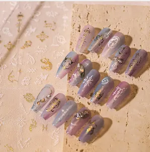 Detailansicht der M-456 Gold Sternbild Nagelaufkleber mit blauem Farbverlauf-Finish